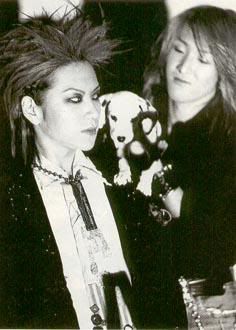 hide and j